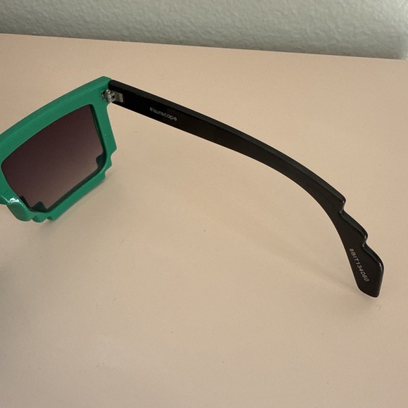 Hot Topic 8 Bit Pixel Sunglasses Green/Black Retro Arcade 80s Sunscape UV400 NWT - Picture 6 of 8